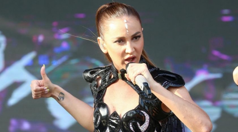 МХАТ продлил контракт с Бузовой после сенсационного выступления